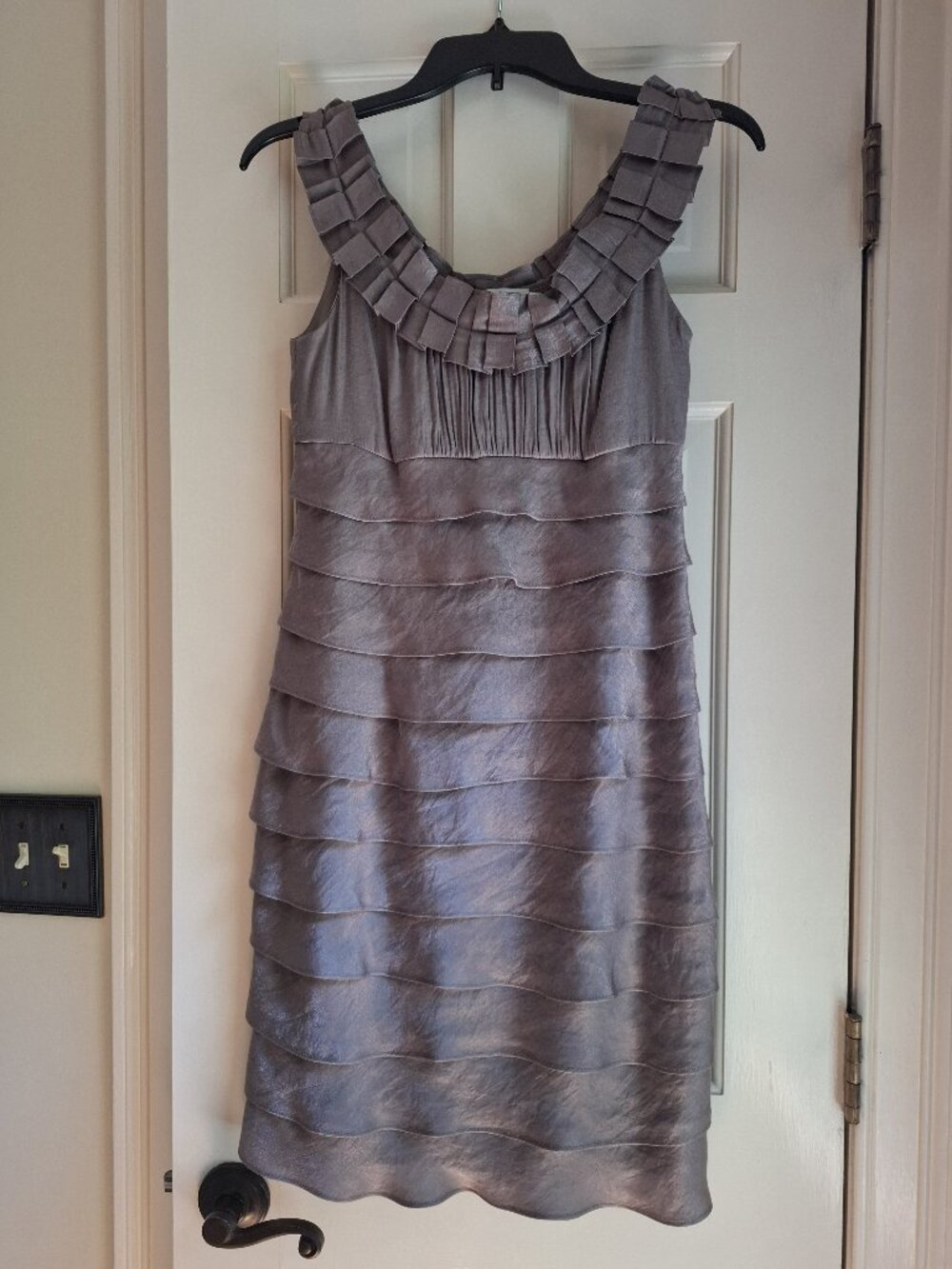 London Times silver-gray sleeveless cocktail dress